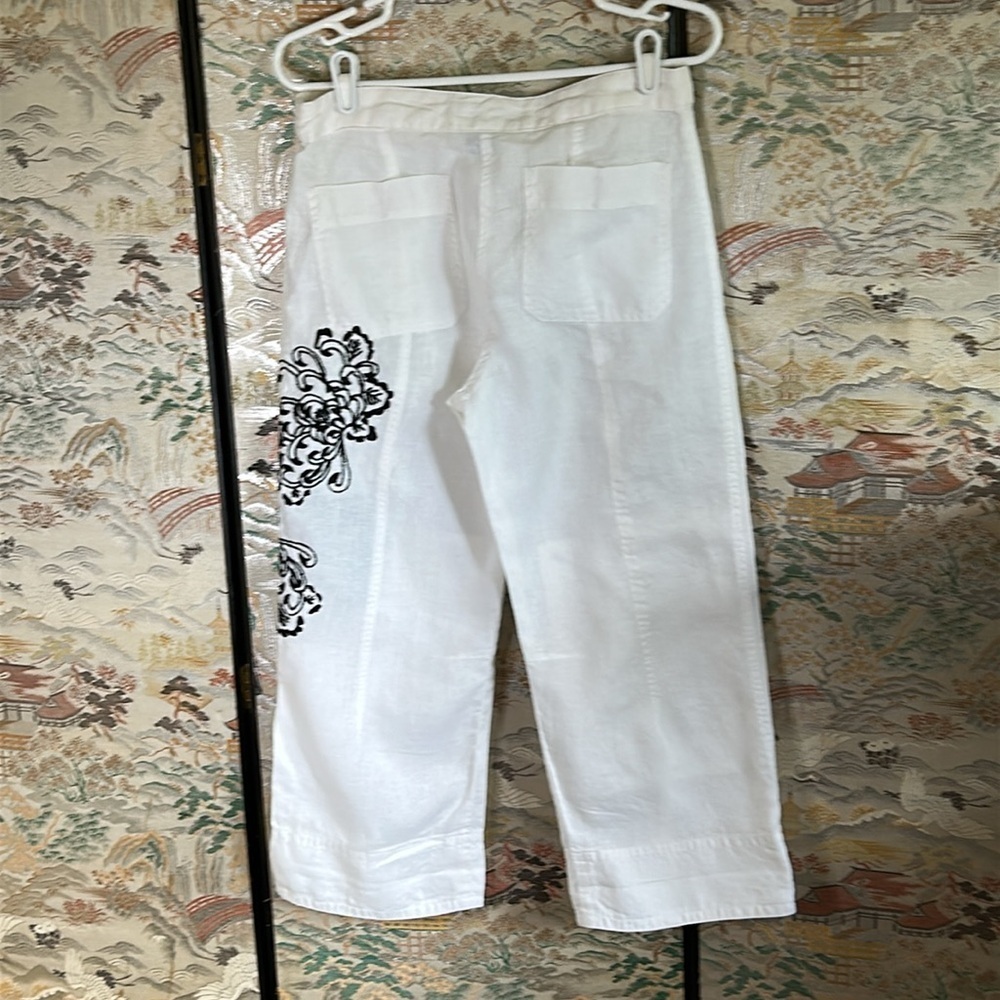 BOSTON PROPER WHIte LINEN BLACK FLORAL EMBROIDERED ON LEG CAPRI PANTS SIZE 6